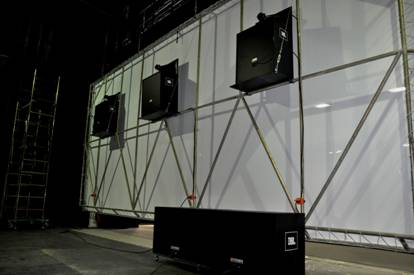 �Screen� i �subwoofer� zvu�ni�ki sistemi iza projekcionog ekrana u Univerzalnoj sali DOB